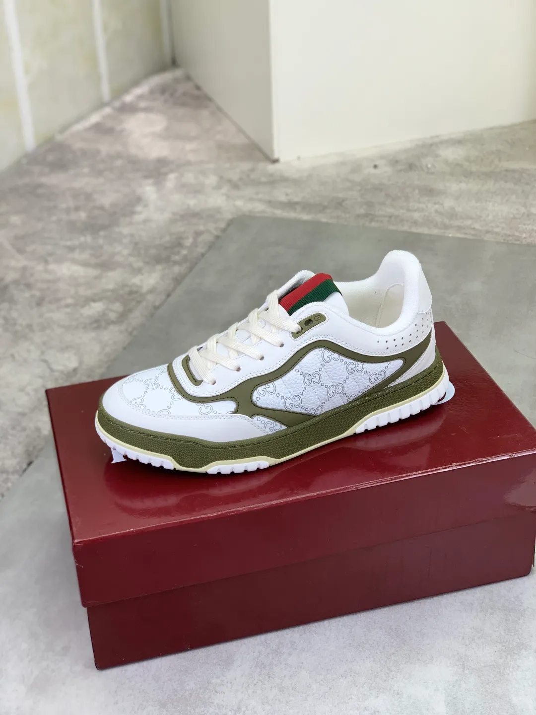 Men's men's shoes 💰P542 new Gucci Gucci couple 🧑‍🤝‍🧑 autumn and winter low-end catwalk casual sneakers, top version! Oil edge craftsmanship. New model for early spring, creating a perfect style, cool and sassy, ​​c-position fashionable wear, classic shoe style with retro and futuristic feel, showing exquisite texture! Open mold to customize high-density outsole. Comes fully packaged. Size: 35-45 Fabric: Imported calfskin punching Lining: Imported original towel lining